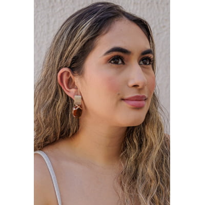 Brinco com resina marrom folheado em ouro 18k 202130000000190