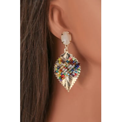 Brinco com resina nude e vidrilhos coloridos folheado em ouro 18k 
