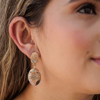 Brinco com resina transparente folheado em ouro 18k 202160000000040