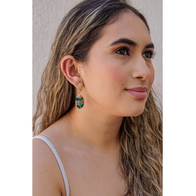 Brinco com resina verde esmeralda folheado em ouro 18k 202150000000126