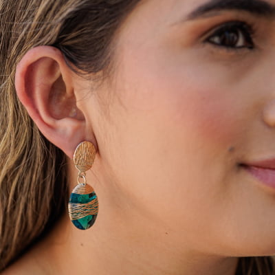 Brinco com resina verde esmeralda folheado em ouro 18k 202150000000126