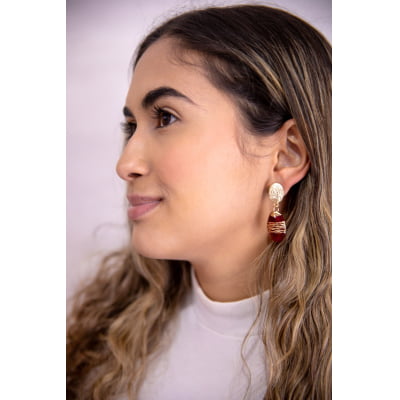 Brinco com resina vermelha folheado em ouro 18k 2021800000000103 Brinco com resina vermelha folheado em ouro 18k 2021800000000103
