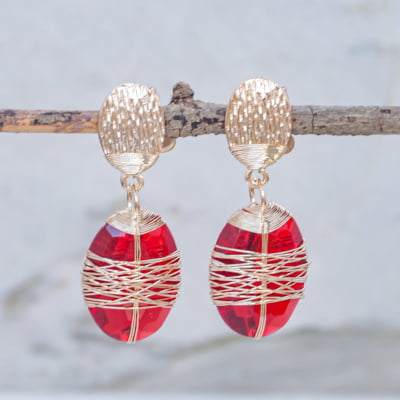 Brinco com resina vermelha folheado em ouro 18k 202180000000098