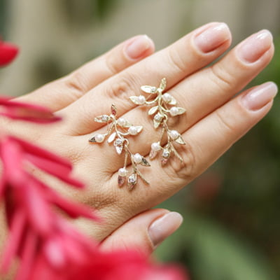Brinco com resinas pérolas folheado em ouro 18k 