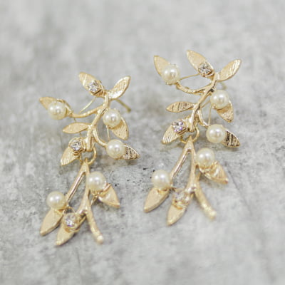 Brinco com resinas pérolas folheado em ouro 18k 