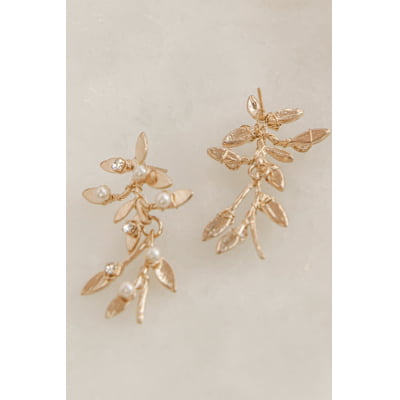 Brinco com resinas pérolas folheado em ouro 18k 