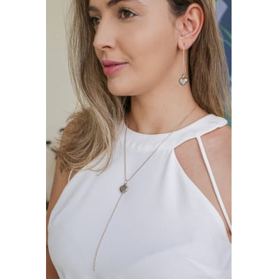 Colar comprido bordado a mão com pingente em formato de coração folheado ouro 18k e diamante.