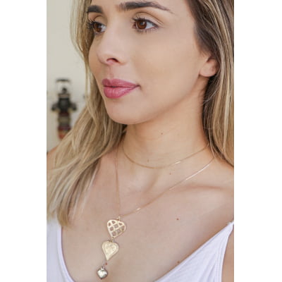 Colar comprido bordado a mão com pingentes em formato de coração folheado ouro 18k e diamante.