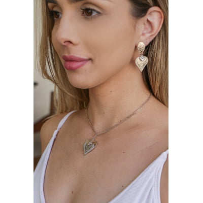 Colar curto bordado a mão com pingentes em formato de coração folheado ouro 18k e diamante.