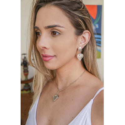 Colar curto bordado a mão com pingentes em formato de coração folheado ouro 18k e diamante.