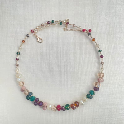 Colar bordado a mão com cristais coloridos folheado em ouro 18k  
