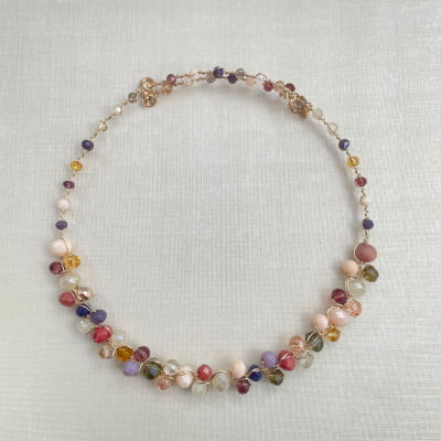 Colar bordado a mão com mix de cristais em ouro 18k  502120000000004