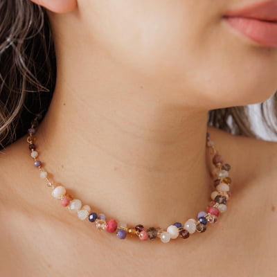 Colar bordado a mão com mix de cristais folheado em ouro 18k  502120000000005