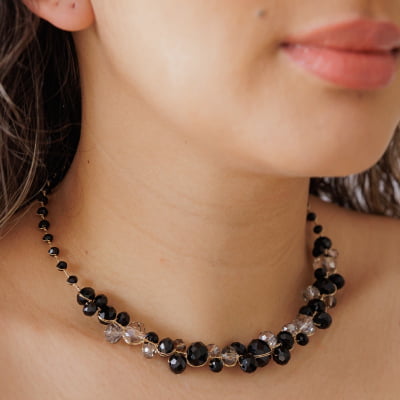 Colar bordado a mão com mix de cristais folheado em ouro 18k  502200000000013