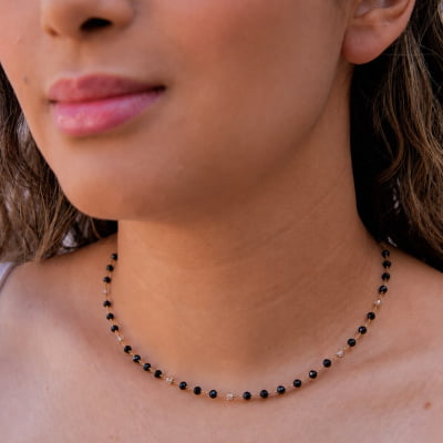 Colar bordado a mão com mix de cristais folheado em ouro 18k  502200000000014