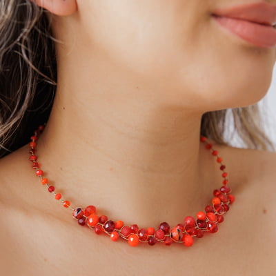 Colar bordado a mão com mix de cristais vermelhos folheado em ouro 18k  502180000000014