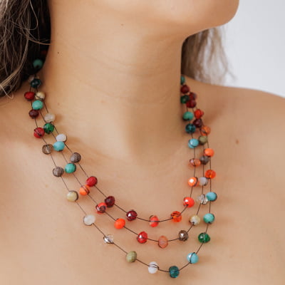 Colar bordado com cristais coloridos.  502110000000102