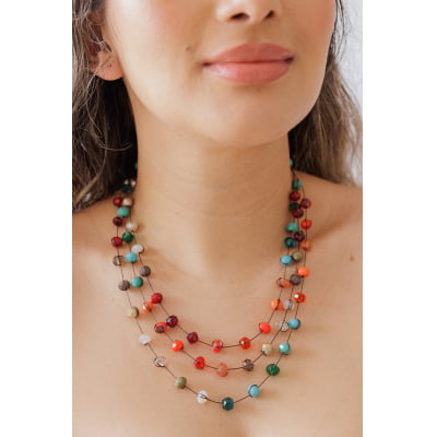 Colar bordado com cristais coloridos.  502110000000102