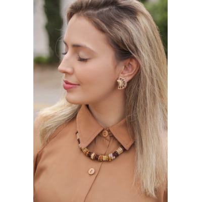 Colar curto com mix de cristais, contas de vidro e muranos tons de nude e marrom.