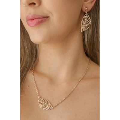 Colar curto com pingente bordado a mão com cristais nude e strass fruta-cor folheado ouro 18k  