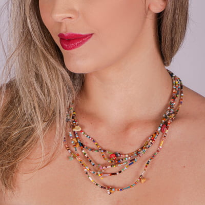 Colar curto de cinco fios, bordado a mão com contas de vidro coloridas e cascalho de pedra natural, folheado no diamante