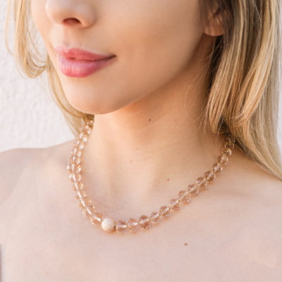 Colar curto feito a mão com cristais nude e metal, folheado a ouro 18k 