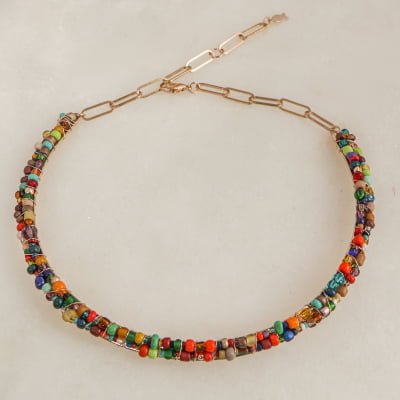 Colar estilo choker bordado a mão com contas de vidro coloridas e folheado a ouro 18k