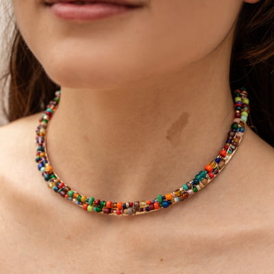 Colar estilo choker bordado a mão com contas de vidro coloridas e folheado a ouro 18k