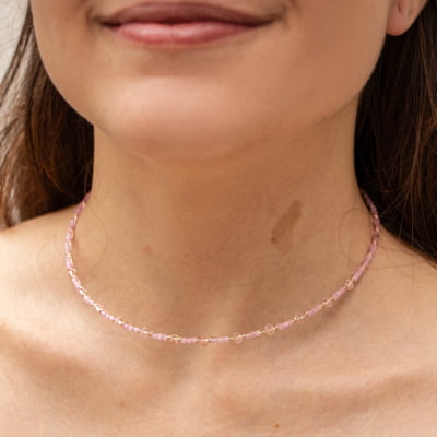 Colar estilo choker bordado a mão com vidrilhos rosa e folheado a ouro 18k 