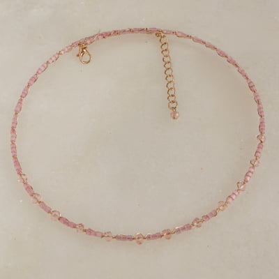 Colar estilo choker bordado a mão com vidrilhos rosa e folheado a ouro 18k 