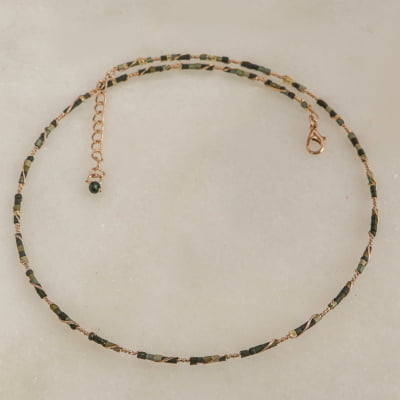 Colar estilo choker bordado a mão com vidrilhos verde musgo e folheado a ouro 18k 