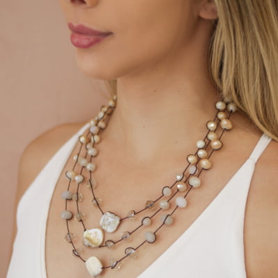 Colar mix de cristais em tons nude e madrepérola marrons 