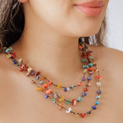 Colar bordado com cascalho de pedras naturais coloridos.  502110000000103