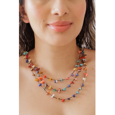 Colar bordado com cascalho de pedras naturais coloridos.  502110000000103