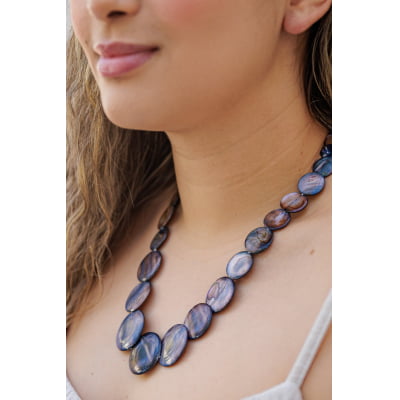 Colar bordado com madrepérolas cinza folheado a ouro 18k  502200000000012 Colar bordado com madrepérolas cinza folheado a ouro 18k  502200000000012