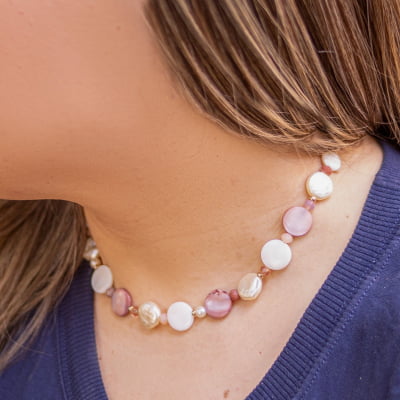 Colar curto bordado a mão com cristais, pérolas abs e madrepérola, folheado a ouro 18k