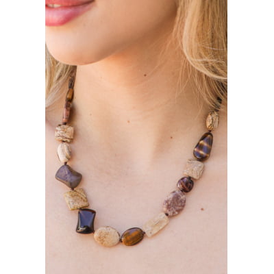 Colar curto feito a mão com cristais marrom e mix de pedras naturais, folheado a ouro 18k   