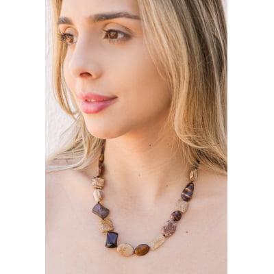 Colar curto feito a mão com cristais marrom e mix de pedras naturais, folheado a ouro 18k   