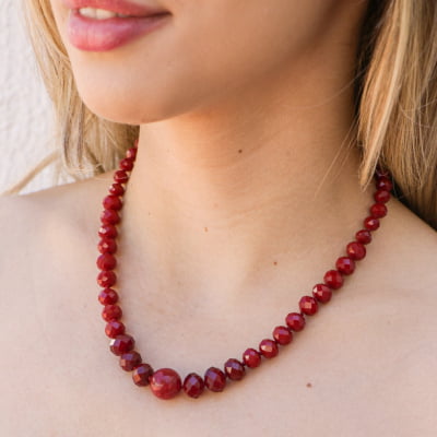 Colar curto feito a mão com cristais vermelhos, pedra natural jade rubi e metal, folheado a ouro 18k  