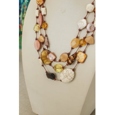 Colar mix de pedras e muranos em tons de nude e marrom 