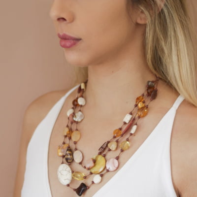 Colar mix de pedras e muranos em tons de nude e marrom 