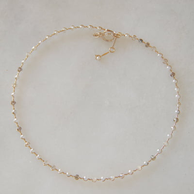 Colar com resinas perolas, cristais fumê e transparente folheado em ouro 18k  502140000000019