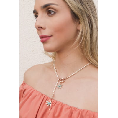 Colar com resinas pérolas estilo terço folheado a ouro 18k  