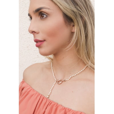 Colar com resinas pérolas estilo terço folheado a ouro 18k  