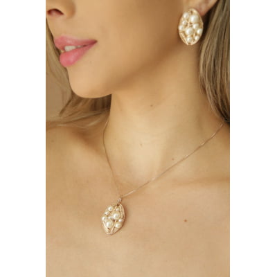 Colar curto com pingente bordado a mão com pérola abs primeira linha e metais folheado a ouro 18k 
