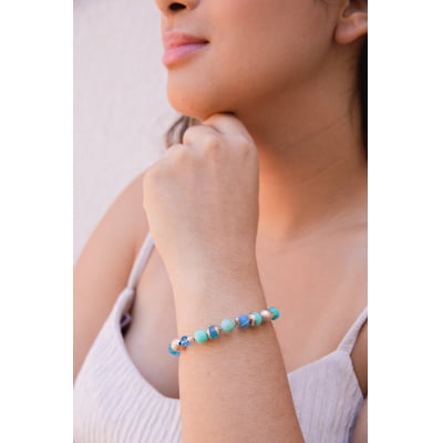 Pulseira bordada a mão com cristais azuis e metais folheado em ouro 18k 402170000000020