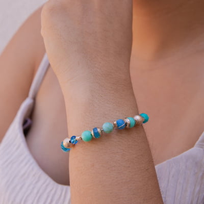 Pulseira bordada a mão com cristais azuis e metais folheado em ouro 18k 402170000000020