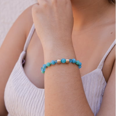 Pulseira bordada a mão com cristais azuis e metais folheado em ouro 18k 402170000000021