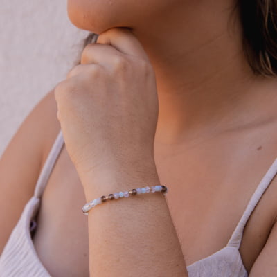 Pulseira bordada a mão com cristais azuis e metais folheado em ouro 18k 402170000000023