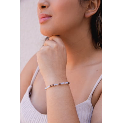 Pulseira bordada a mão com cristais azuis e metais folheado em ouro 18k 402170000000023